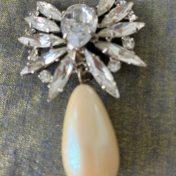 Clip earrings, formal - Picture 2 of 3